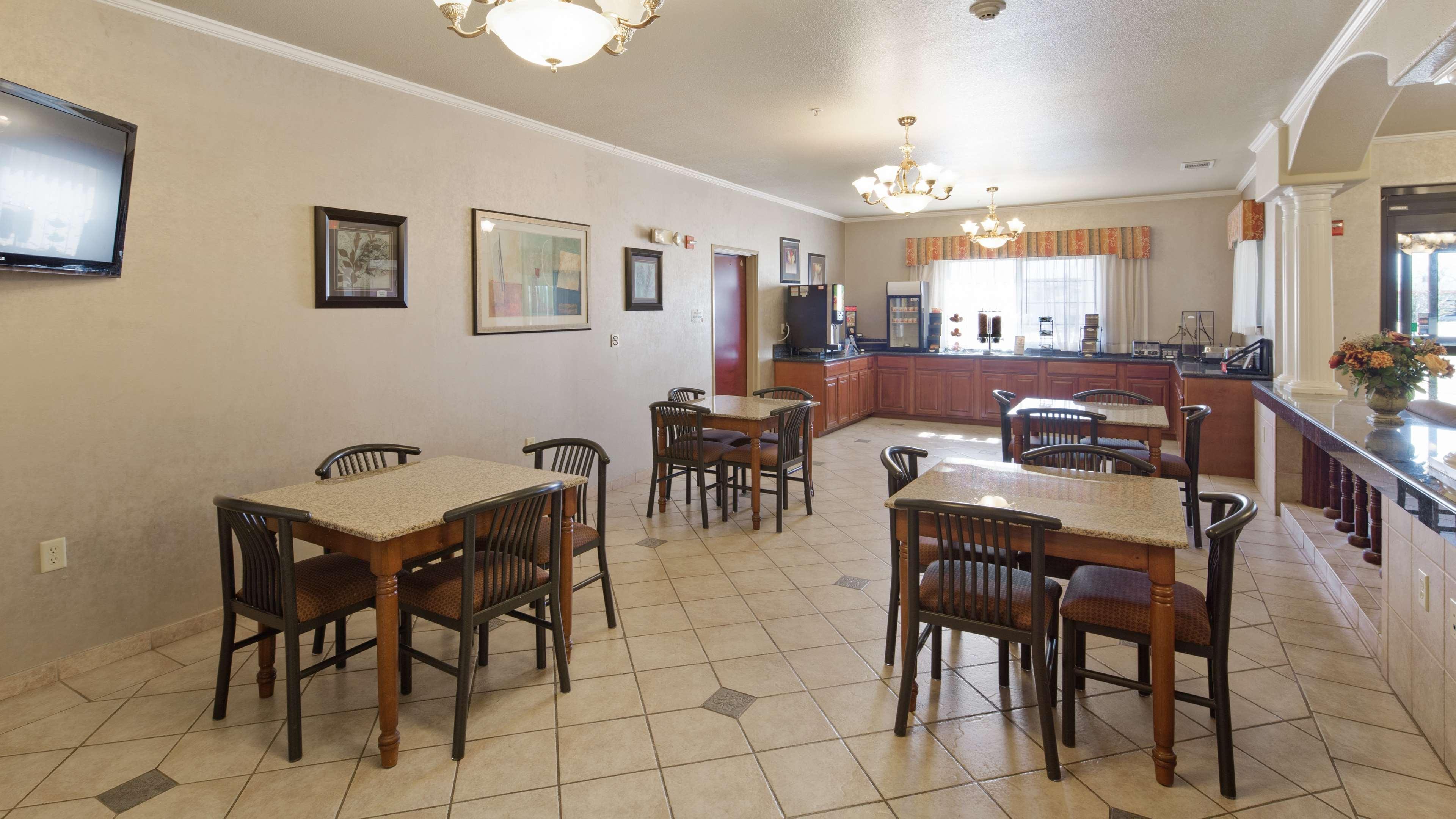 Best Western Plus Pratt Extérieur photo