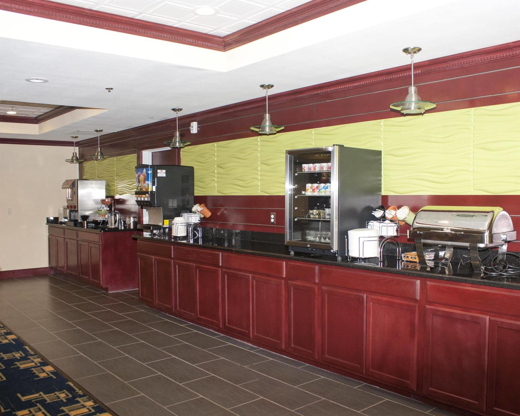 Best Western Plus Pratt Extérieur photo